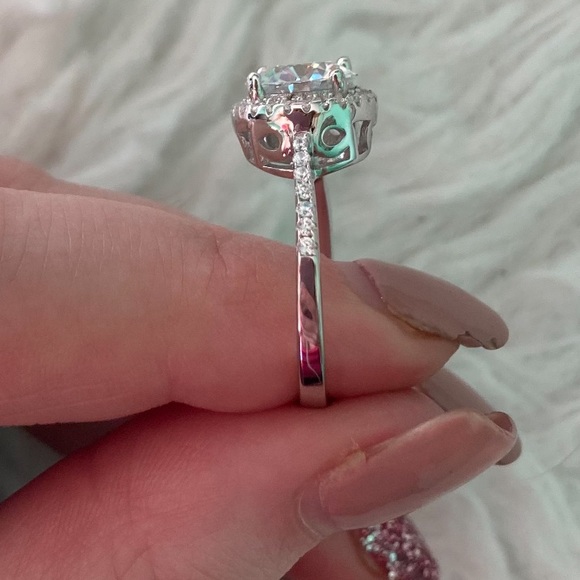 2-Carat Round Brilliant Moissanite Ring with Halo. Size 6 - Picture 3 of 3